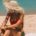 Frau am Strand mit Sommerhut