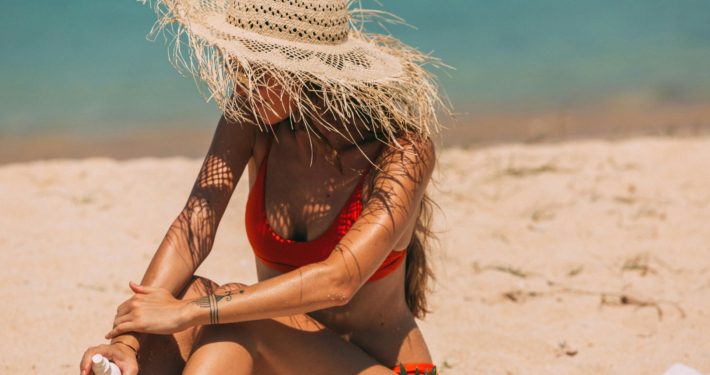 Frau am Strand mit Sommerhut